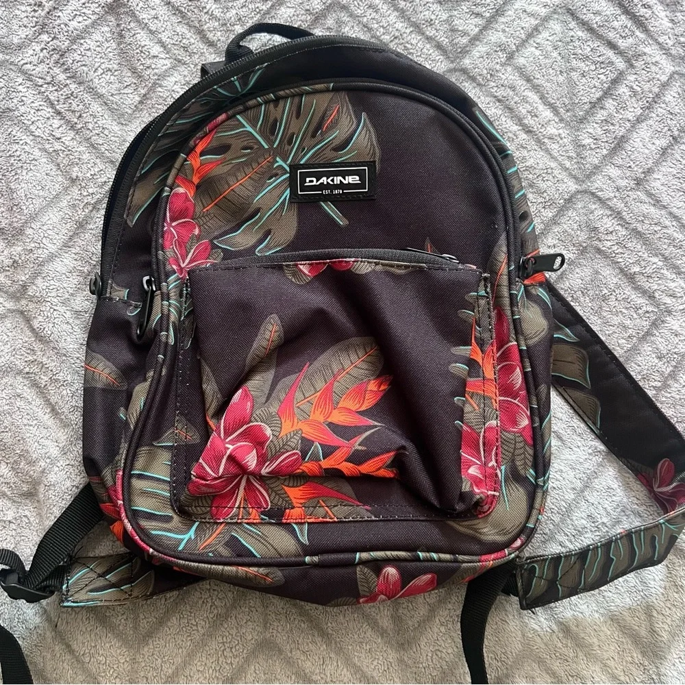 DaKine Essentials Backpack - Picture 1 of 4